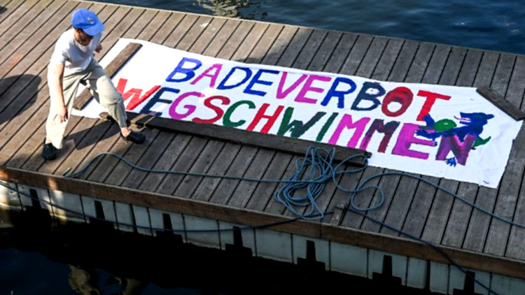 Aktivisten trotzen Badeverbot und schwimmen in der Spree