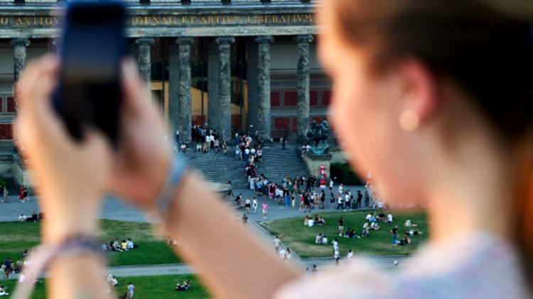 Kunstliebhaber genießen nächtliche Museumsbesuche.