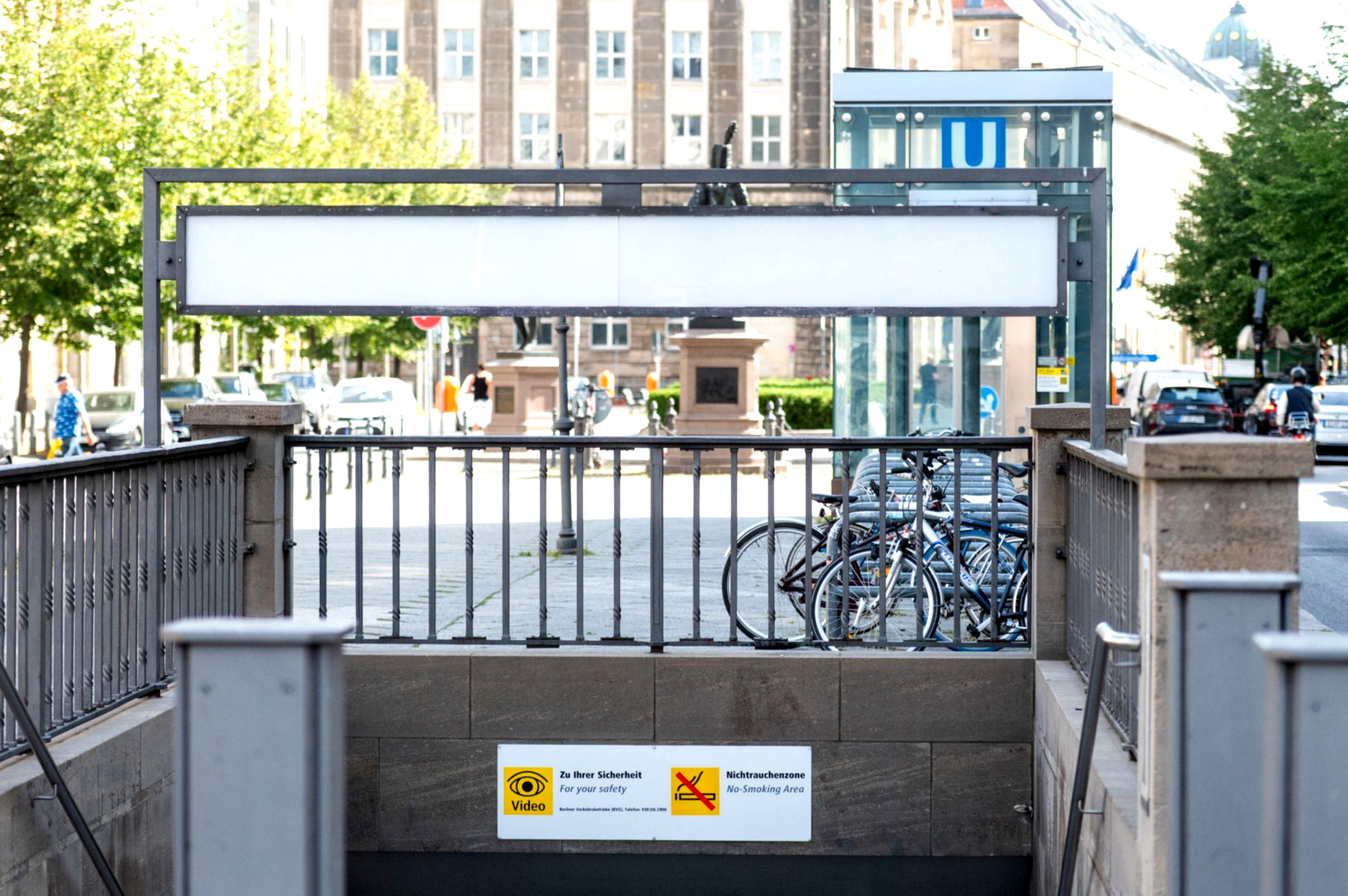 Neues Schild ersetzt alten Stationsnamen.