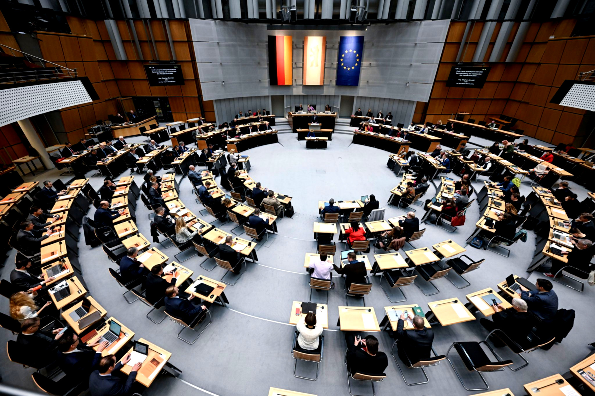 Politiker blicken besorgt auf Ergebnisse.