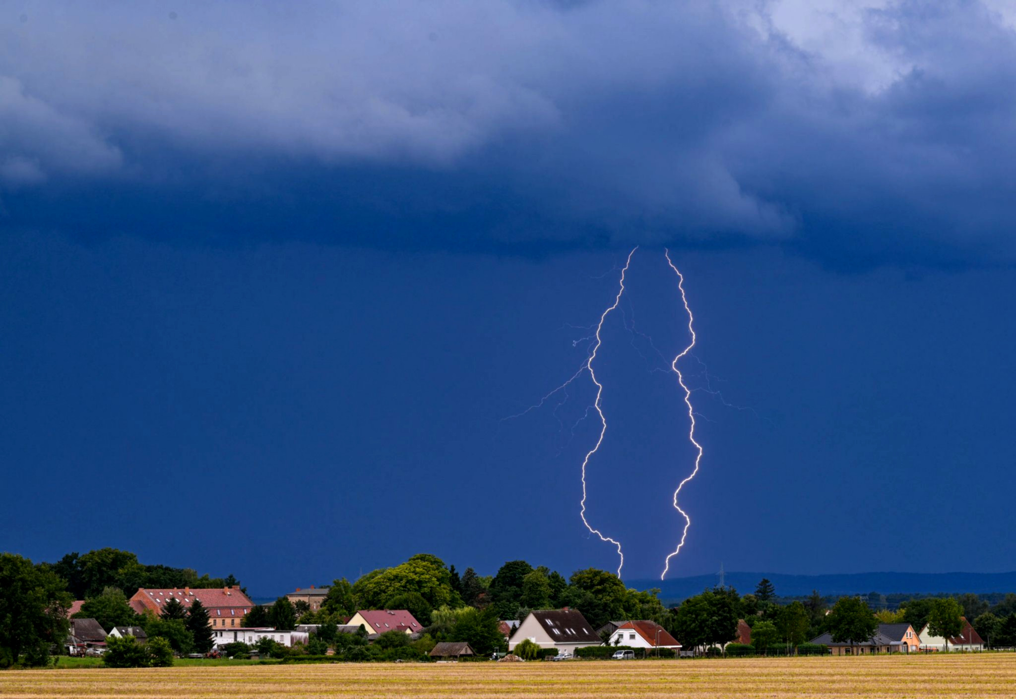 Dunkle Wolken, Blitz und Regen.