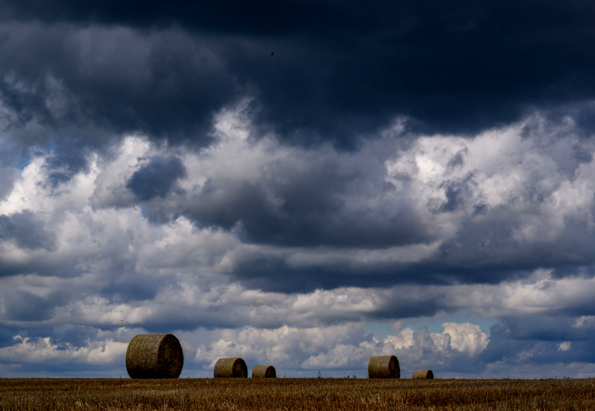 Dunkle Wolken, Straßen glänzen feucht.