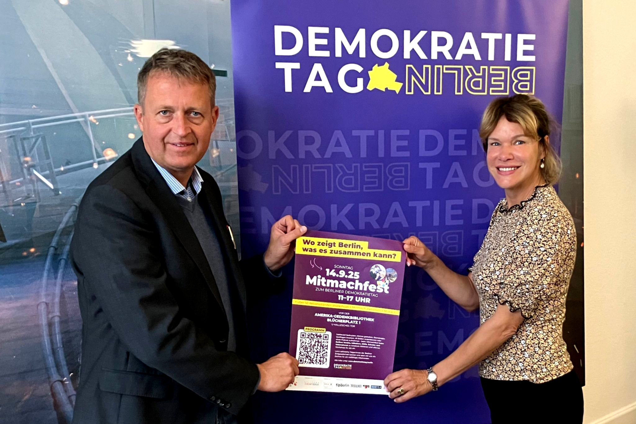 Menschen feiern gemeinsam für Demokratie.