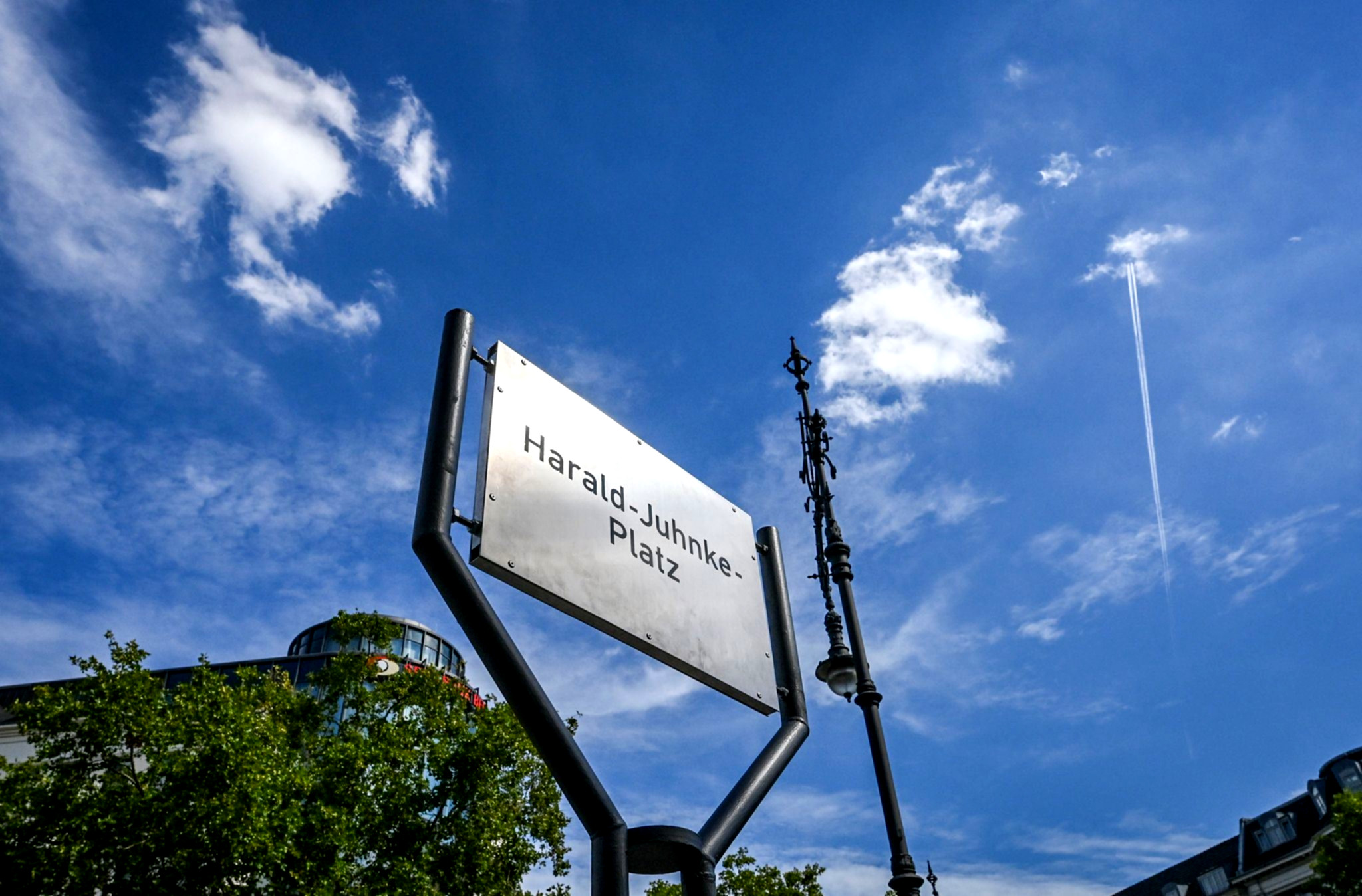 Menschenmenge applaudiert auf neuem Platz.