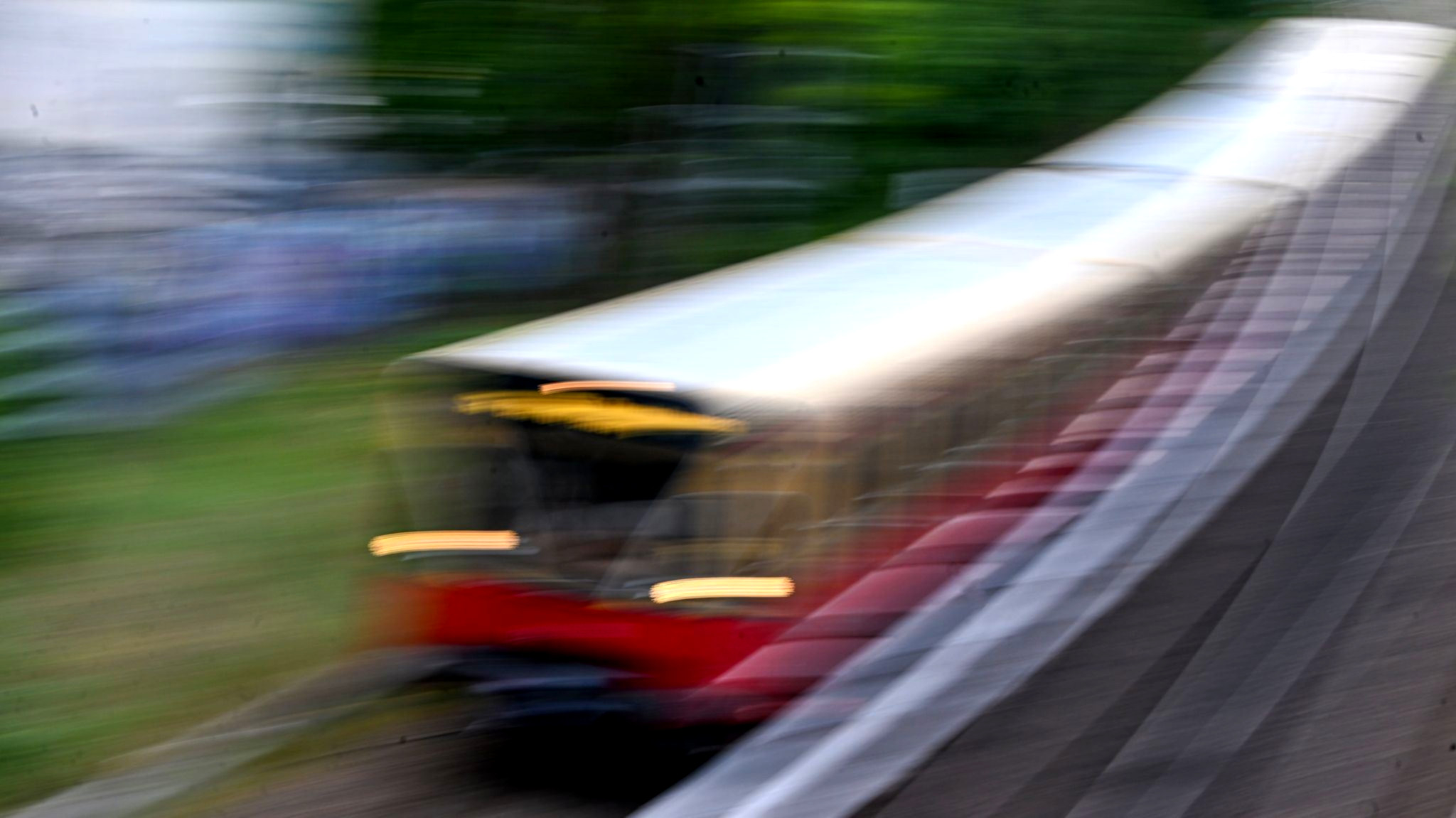 Stadtbahnen stehen im morgendlichen Chaos.