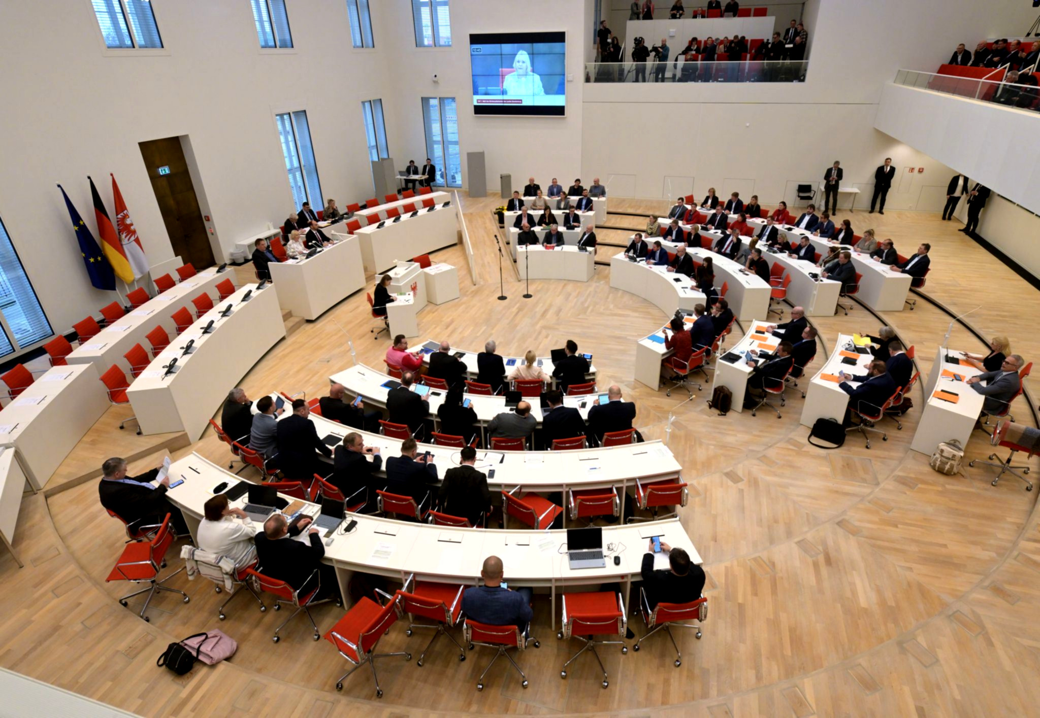Abgeordnete beraten Migration im Schulalltag.
