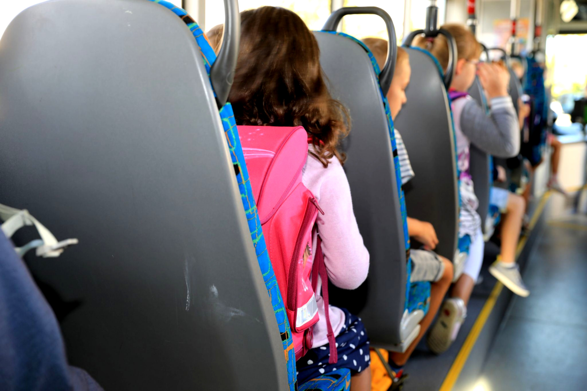 Polizist übt Busregeln mit Kindern.