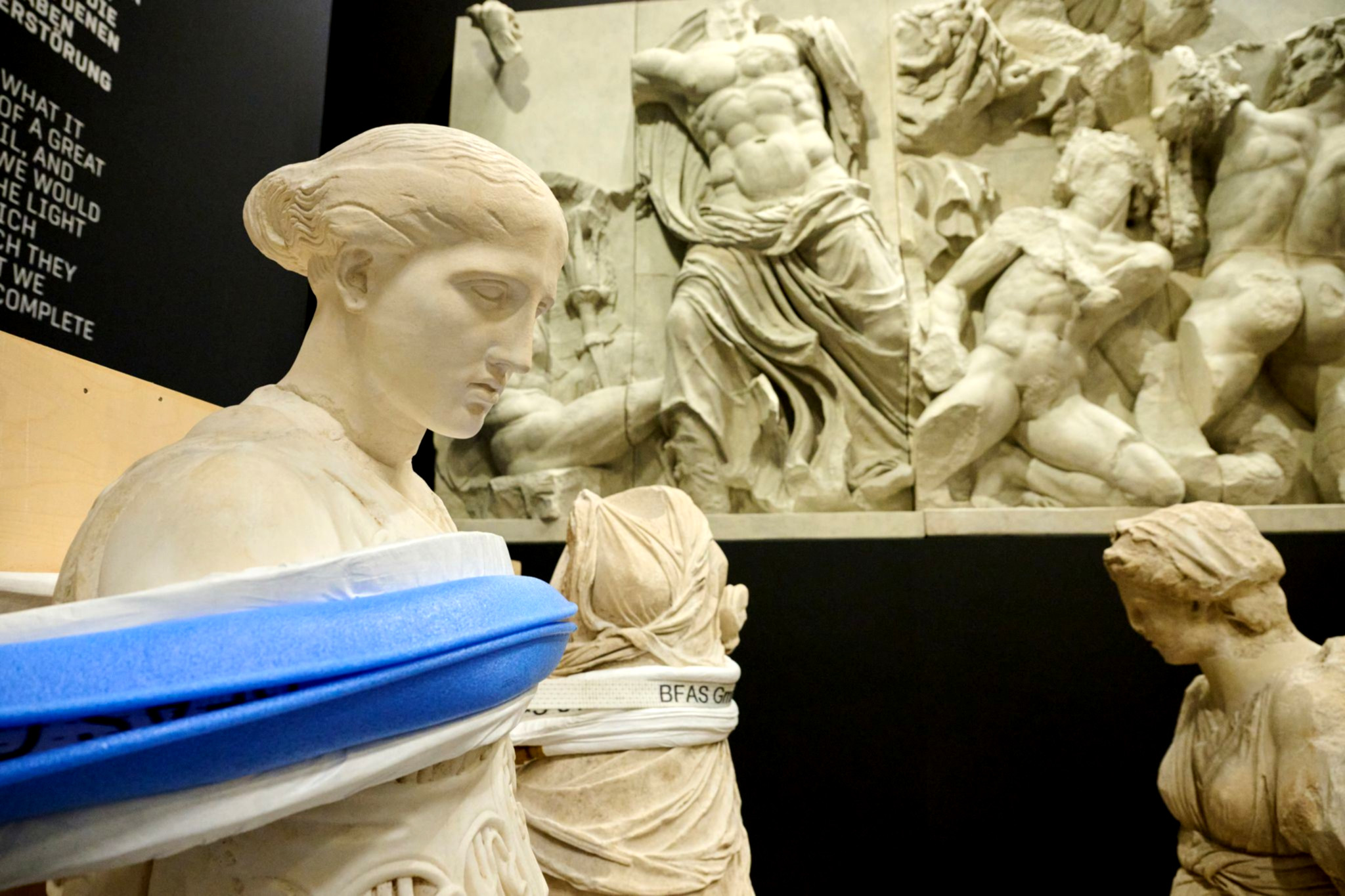 Antike Statuen wieder im Museum.