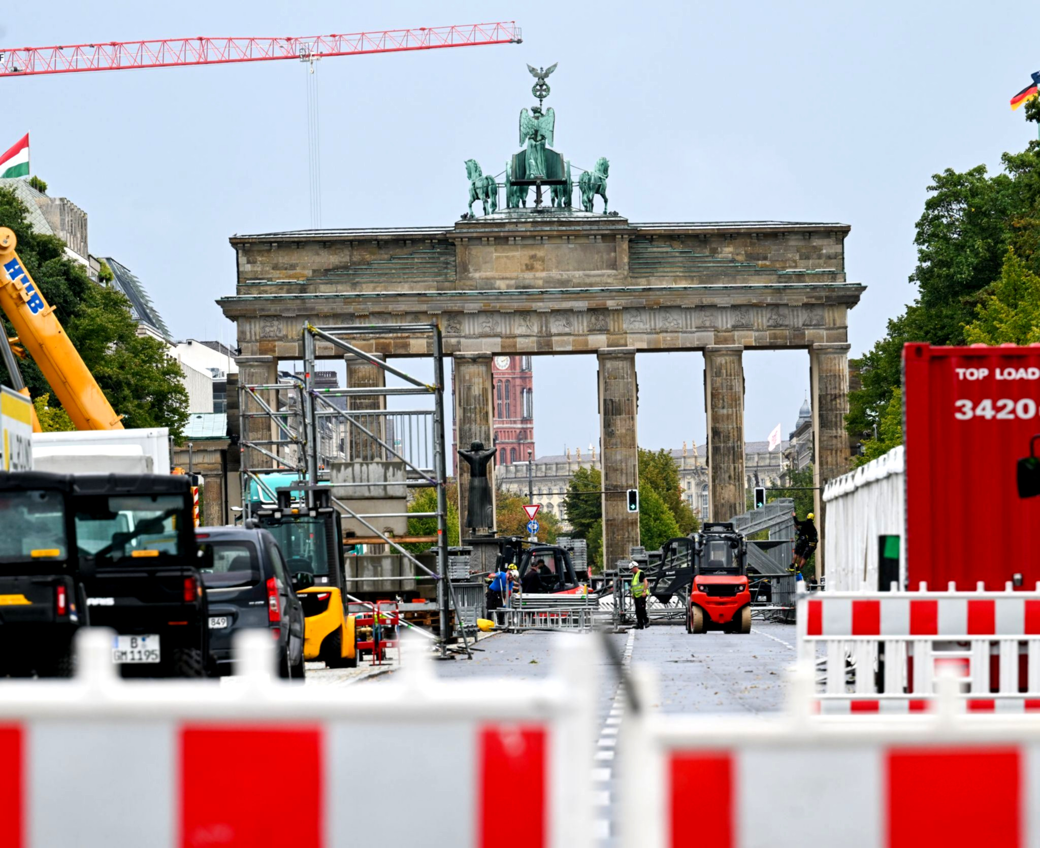 Läufer trainieren, Straßen bleiben gesperrt.