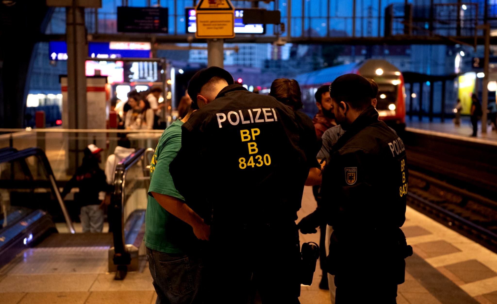 Polizei kontrolliert Bahnhöfe auf Waffen.
